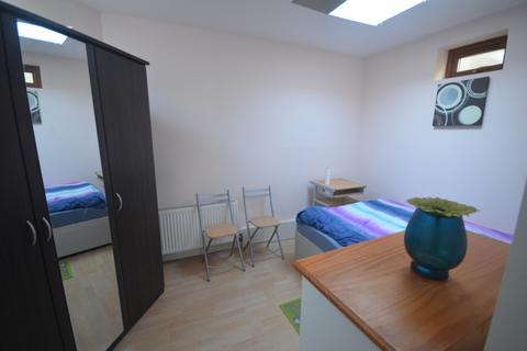 Studio to rent, Stradbroke Grove, IG5 0DJ