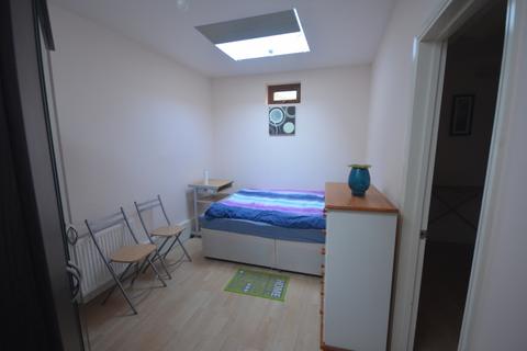 Studio to rent, Stradbroke Grove, IG5 0DJ