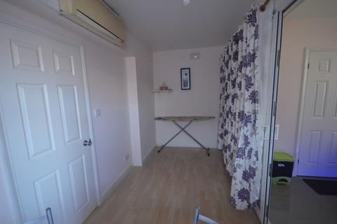 Studio to rent, Stradbroke Grove, IG5 0DJ