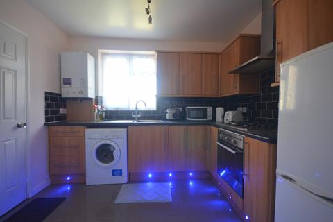 Studio to rent, Stradbroke Grove, IG5 0DJ