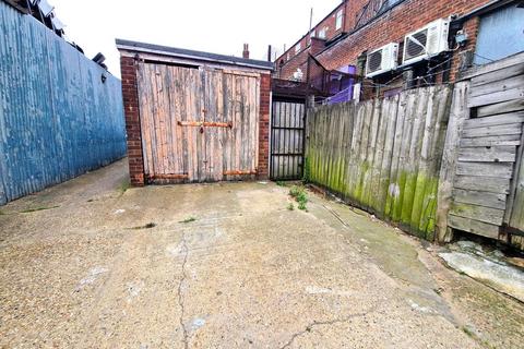 Shop to rent, Clayhall Avenue, Clayhall IG5 0NY