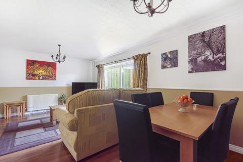 9 Arnolds Way, Cirencester, GL7 1TA