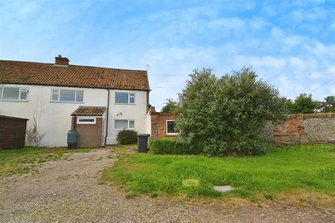 3 bedroom semi-detached house to rent, Mill Common Road, Ridlington