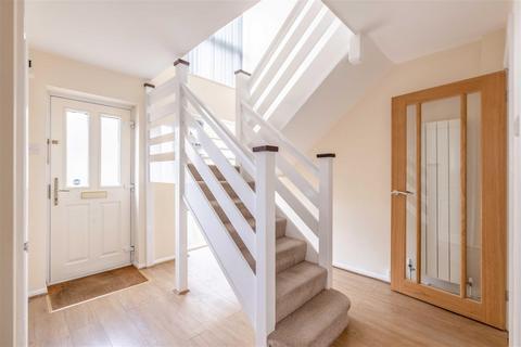 15b Addington Close, Windsor, SL4 4BP