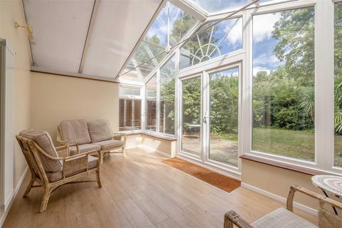 15b Addington Close, Windsor, SL4 4BP