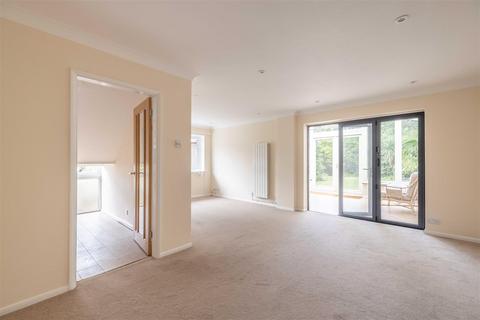 15b Addington Close, Windsor, SL4 4BP