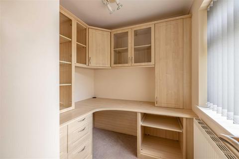 15b Addington Close, Windsor, SL4 4BP