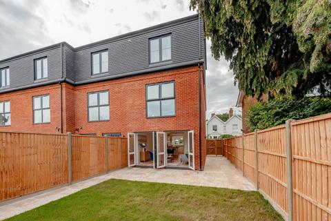 2 bedroom end of terrace house for sale, Wellington Town Road, East Grinstead, West Sussex