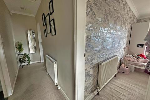 1 Crossfield, Holywell Green, Halifax, HX4 9ES