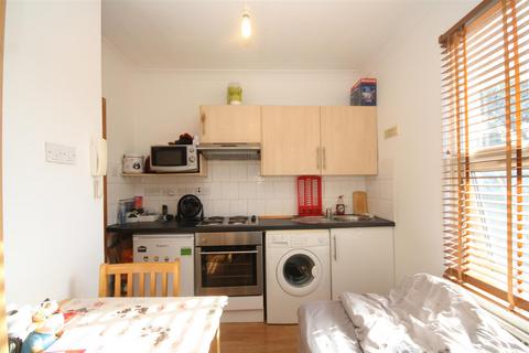 Studio to rent, Loveridge Road, Kilburn, London