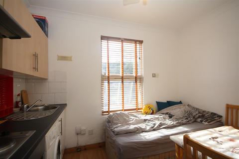 Studio to rent, Loveridge Road, Kilburn, London