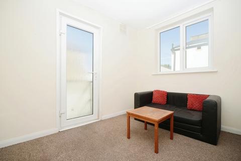 2 bedroom flat to rent, Brookdene Road London SE18