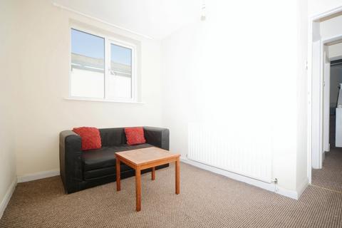 2 bedroom flat to rent, Brookdene Road London SE18