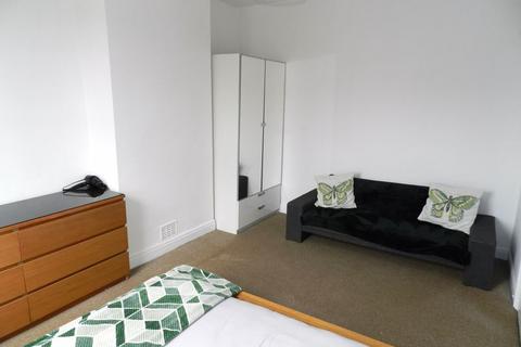 40 Beechwood Crescent, Leeds, LS4 2LL