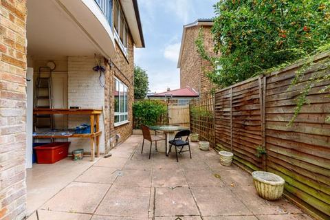 2 bedroom ground floor flat for sale, Bennett Street W4