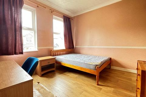 3 bedroom semi-detached house to rent, Walnut Tree Close, Guildford