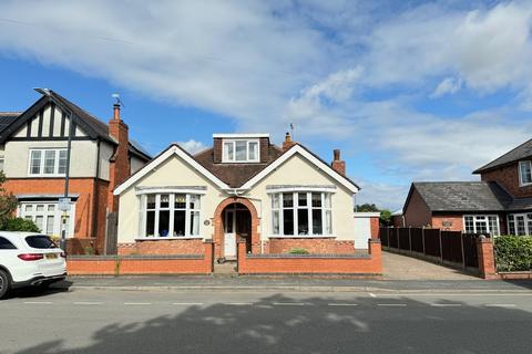 2 bedroom detached bungalow for sale, Queens Road, Kenilworth