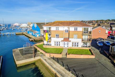 2 bedroom flat to rent, Cavalier Quay, East Cowes Marina