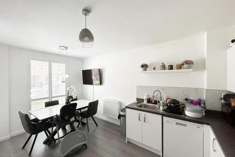 3 bedroom apartment to rent, Coxwell Boulevard, London