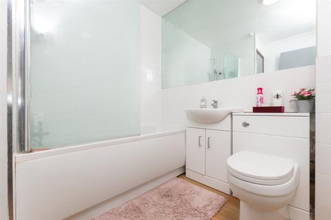 40 Cricketers Close, Erith, DA8 1TU