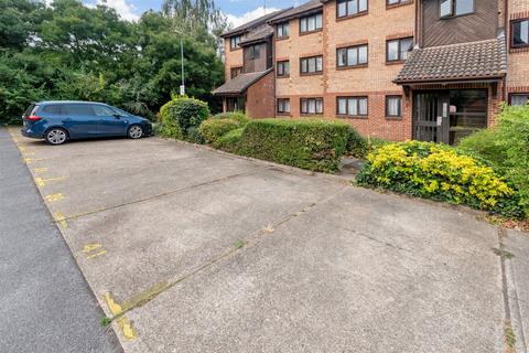 40 Cricketers Close, Erith, DA8 1TU