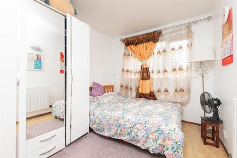 2 bedroom ground floor flat for sale, Cricketers Close, Erith, Kent