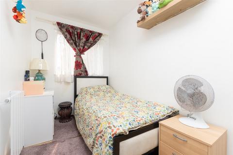 2 bedroom ground floor flat for sale, Cricketers Close, Erith, Kent