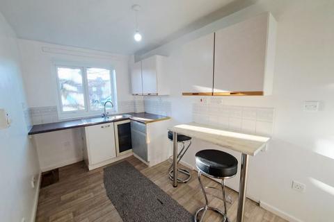 2 bedroom flat to rent, Whinmoor Place, Newcastle Upon Tyne