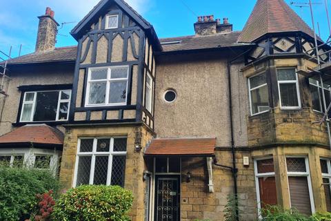 2 bedroom flat to rent, Park Avenue, Roundhay, Leeds, West Yorkshire, UK, LS8