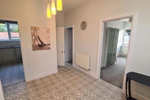 2 bedroom flat to rent, Park Avenue, Roundhay, Leeds, West Yorkshire, UK, LS8