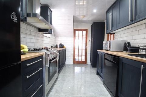 5 bedroom semi-detached house for sale, Grampian Way, Luton