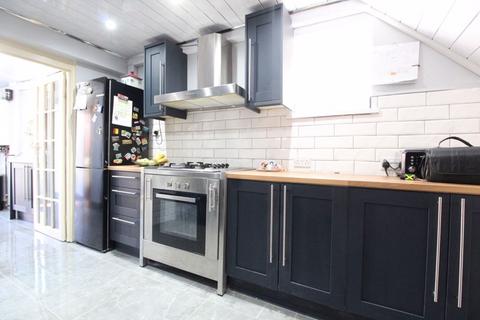5 bedroom semi-detached house for sale, Grampian Way, Luton