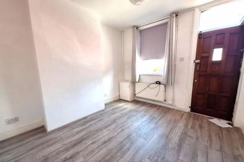 2 bedroom terraced house to rent, New Town Street, Luton