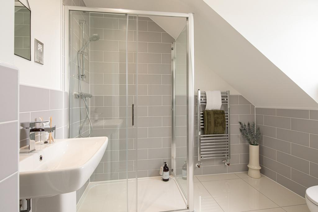 En suite in The Woodcote 4 bedroom home