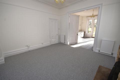 4 bedroom apartment to rent, Queens Road, Ryde, PO33 3BG