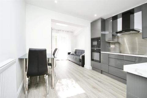 5 bedroom terraced house to rent, Brabazon Street, Poplar, London, E14