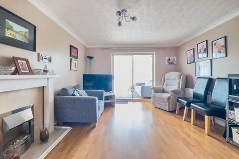 108 Greenfields, Heckmondwike, WF16 9HD