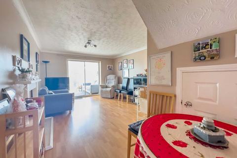 108 Greenfields, Heckmondwike, WF16 9HD