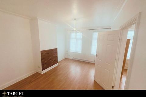 3 bedroom flat to rent, Cambridge Parade, Great Cambridge Road, Enfield EN1