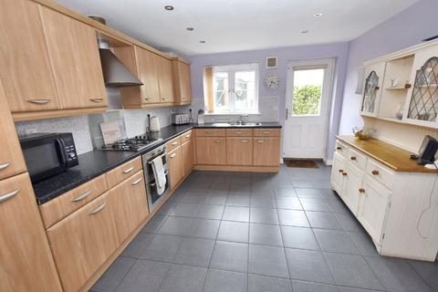 4 bedroom detached house for sale, Swallow Close, Armley, Leeds, West Yorkshire