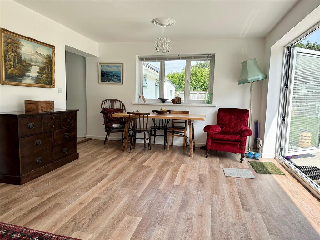 Dining Area 1.jpg