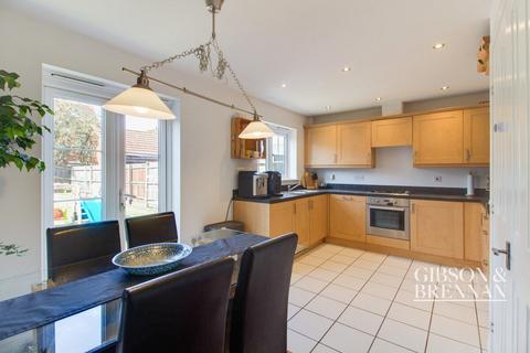 3 bedroom terraced house for sale, Priory Chase, Rayleigh, SS6