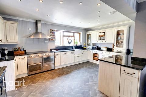 4 bedroom semi-detached house for sale, Westbourne Close, Hockley