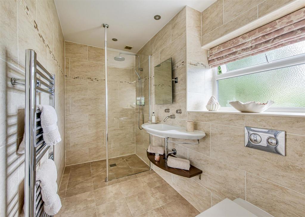 3 High Meadows-bed1 ensuite.jpg