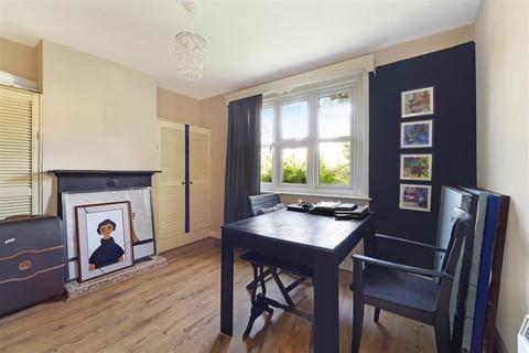 25 Treadwell Road, Epsom, KT18 5JP