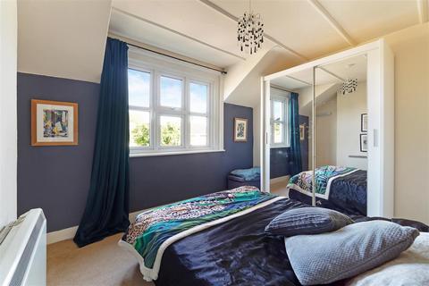 25 Treadwell Road, Epsom, KT18 5JP
