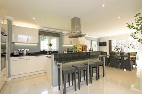 5 bedroom detached house for sale, The Combe, Eastbourne, BN20 9DB