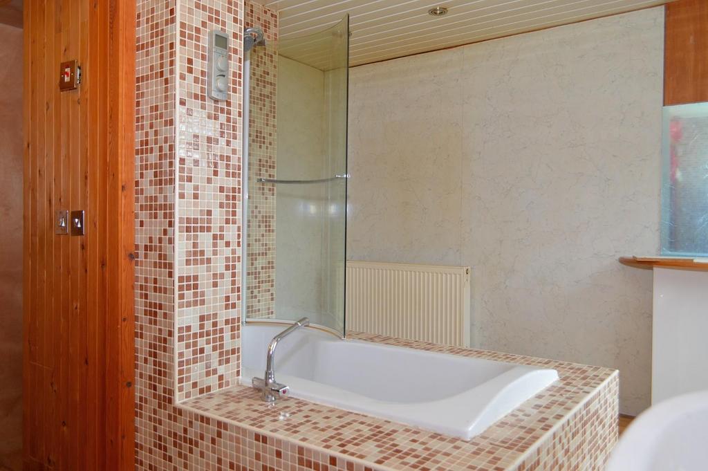 Bathroom..JPG