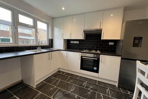 3 bedroom terraced house to rent, Thrales Close, Luton LU3