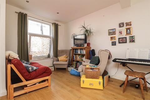 2 bedroom terraced house to rent, Brompton Road